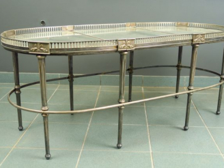 Vente aux enchères Table basse de style Louis XVI en métal argenté, plateau à galerie et 