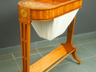 Table à ouvrage de style Louis XVI en marqueterie à décor géométriques