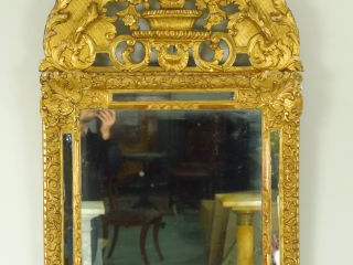 Vente aux enchères Miroir XVIIIème à parcloses en bois et stuc doré, fronton ajouré à déc