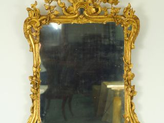 Vente aux enchères Glace de style Louis XV en bois doré, à décor de rinceaux feuillagés (