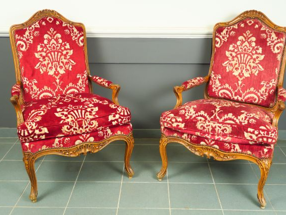 Paire de grands fauteuils à dos plat Louis XV, en bois naturel mouluré