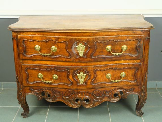 Commode provençale Louis XV en noyer, ouvrant à deux tiroirs, dessus b