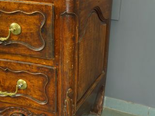 Commode provençale Louis XV en noyer, ouvrant à deux tiroirs, dessus b