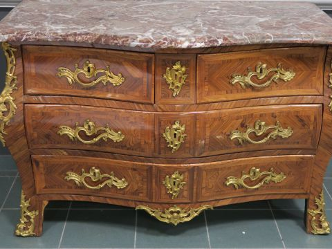 Commode Louis XV en marqueterie, ouvrant à quatre tiroirs sur trois ra