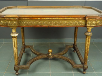 Vente aux enchères Vitrine plate de style Louis XVI en bois sculpté et doré, à décor d'en