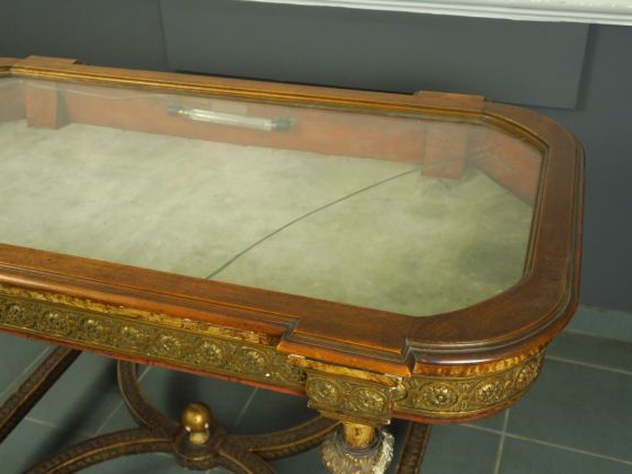 Vitrine plate de style Louis XVI en bois sculpté et doré, à décor d'en