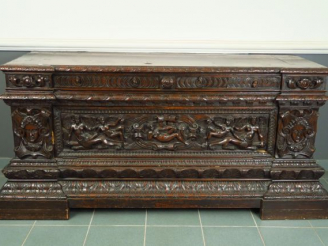 Vente aux enchères Coffre de style Renaissance en noyer mouluré et sculpté, à décor de ma