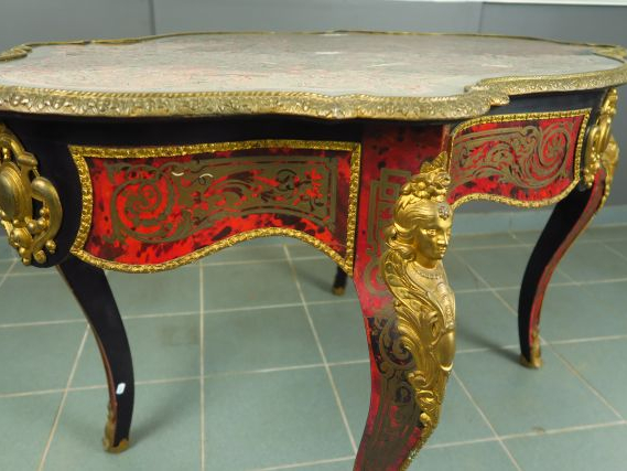 Table de milieu Napoléon III en marqueterie Boulle de laiton sur fond 