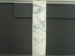 Sellette de style Empire en marbre blanc veiné de noir (quelques égren