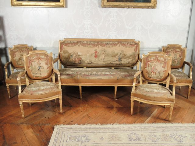 Mobilier de salon Louis XVI en bois sculpté et doré, comprenant 8 faut