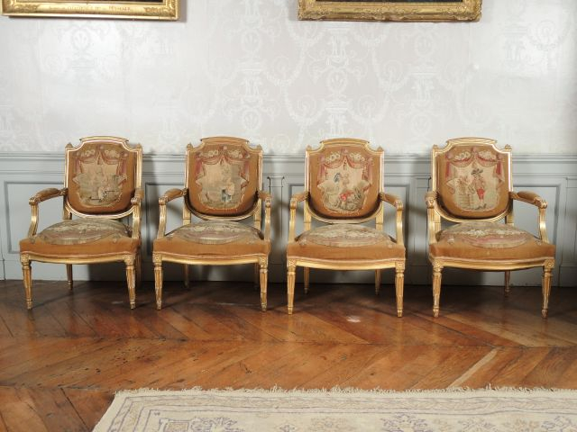 Mobilier de salon Louis XVI en bois sculpté et doré, comprenant 8 faut