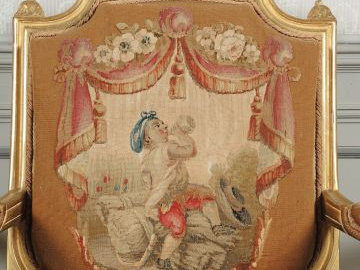 Mobilier de salon Louis XVI en bois sculpté et doré, comprenant 8 faut