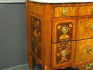 Commode transition Louis XV-Louis XVI en marqueterie, à décor de troph