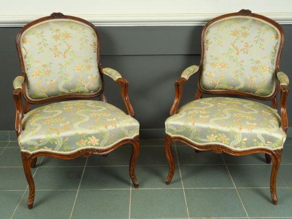 Paire de fauteuils à dos plat Louis XV en bois naturel mouluré et scul