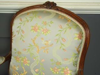 Paire de fauteuils à dos plat Louis XV en bois naturel mouluré et scul