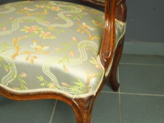 Paire de fauteuils à dos plat Louis XV en bois naturel mouluré et scul