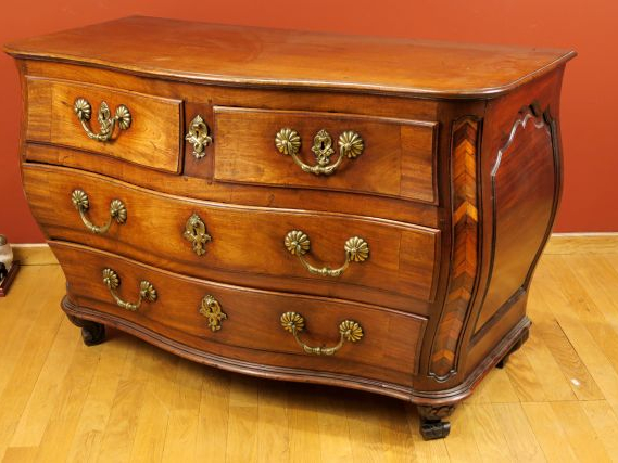Commode tombeau Louis XV en acajou, ouvrant à quatre tiroirs sur trois