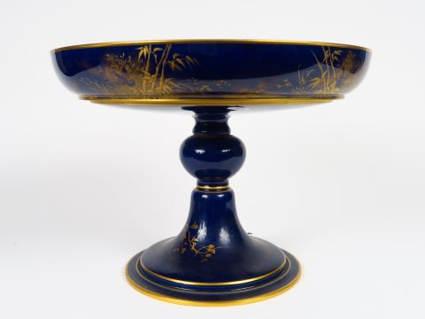 SEVRES. Grande coupe sur piedouche en porcelaine à décor de liserés, d