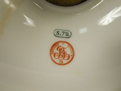 SEVRES. Grande coupe sur piedouche en porcelaine à décor de liserés, d