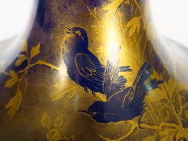 SEVRES. Grande coupe sur piedouche en porcelaine à décor de liserés, d