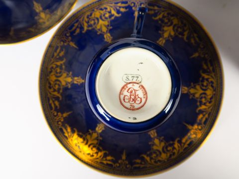 SEVRES. Partie de service à café en porcelaine à décor de liserés doré