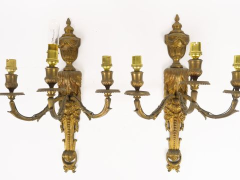 Paire d'appliques de style Louis XVI en bronze doré à décor de pot à f