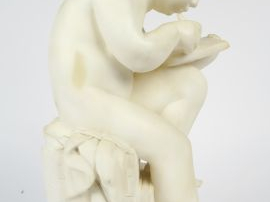 Sujet XIXe en albatre 'L'amour écrivant'. H. : 43 cm. (Petits accident