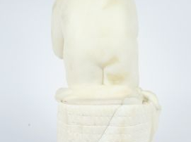 Sujet XIXe en albatre 'L'amour écrivant'. H. : 43 cm. (Petits accident