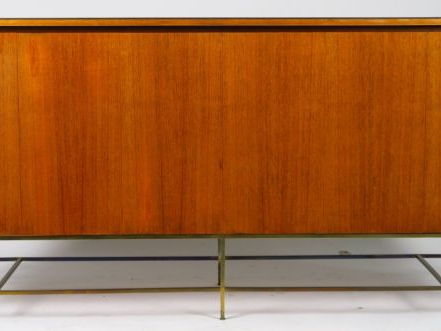 Enfilade XXe en palissandre et métal.  Dim. : 180.5 x 91.5 x 48.5 cm