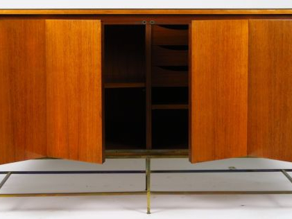Enfilade XXe en palissandre et métal.  Dim. : 180.5 x 91.5 x 48.5 cm