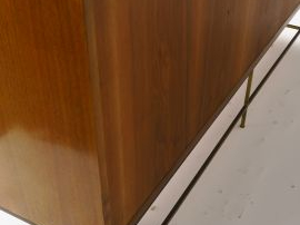 Enfilade XXe en palissandre et métal.  Dim. : 180.5 x 91.5 x 48.5 cm