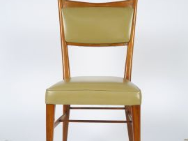 Suite de 8 chaises 1950 en bois naturel, garniture de cuir vert amande