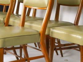 Suite de 8 chaises 1950 en bois naturel, garniture de cuir vert amande