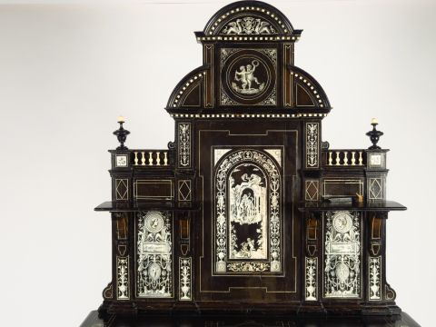 Buffet vitrine italienne XIXe en marqueterie d'ivoire sur fond de bois