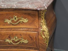 Commode Louis XV en marqueterie, ouvrant à quatre tiroirs sur trois ra