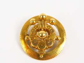 Broche Napoléon III en or jaune, décor ajouré de motifs circulaires. 5