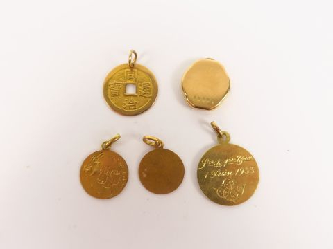 4 médailles et un élément de boitier en or.  9 g