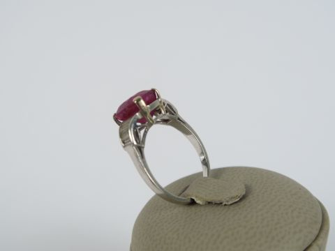Bague en platine, rubis entouré de brillants taille baguette.  5 g