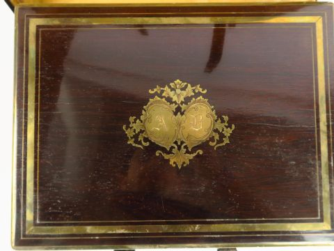 Nécessaire de toilette en argent et cristal dans son coffret en acajou