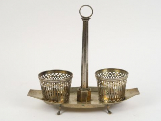 Vente aux enchères Monture d'huilier vinaigrier Restauration en argent, poinçon au 1er co