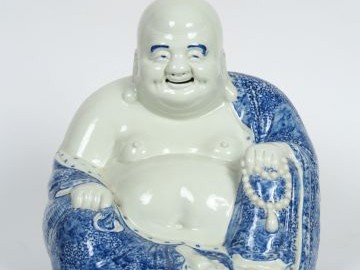 Statuette en porcelaine bleu blanc, représentant le Bouddha Milefo ass