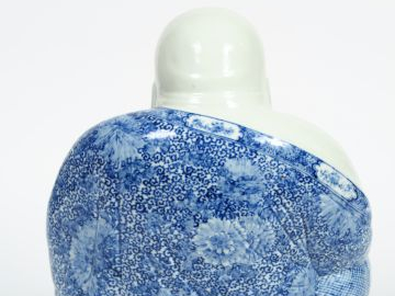 Statuette en porcelaine bleu blanc, représentant le Bouddha Milefo ass