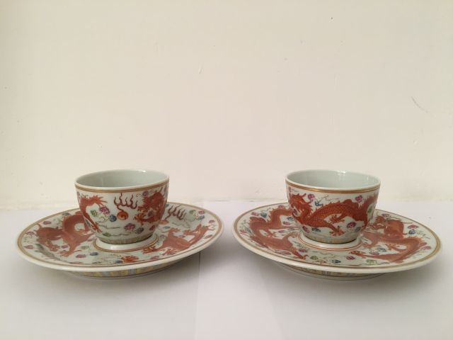Paire de coupes avec présentoirs en porcelaine et émaux de la famille 