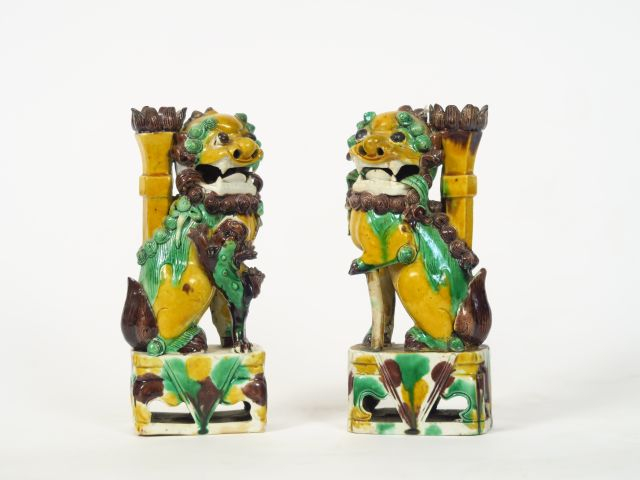 Deux porte-baguettes à encens formant pendant en biscuit émaillé sanca