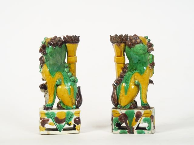 Deux porte-baguettes à encens formant pendant en biscuit émaillé sanca