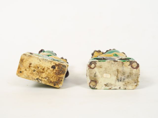 Deux porte-baguettes à encens formant pendant en biscuit émaillé sanca