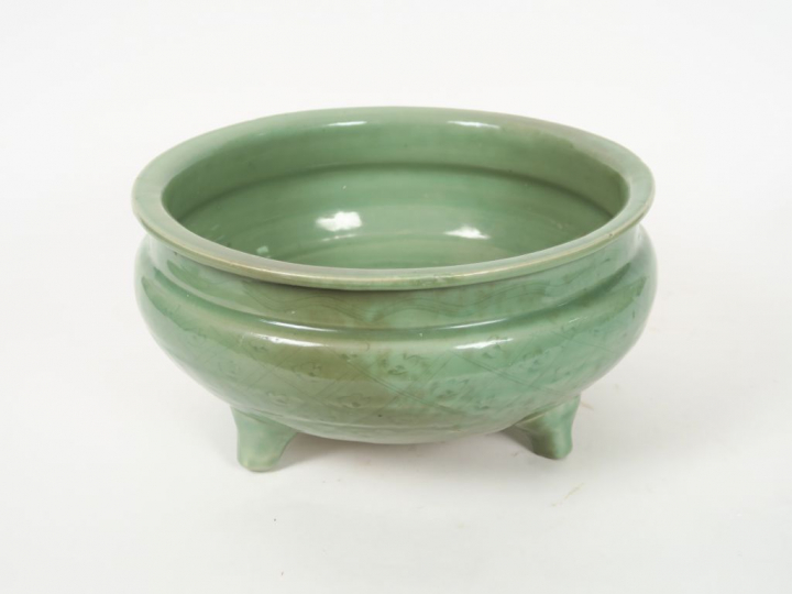 Grand-brûle parfum tripode en porcelaine et émail céladon, décor sous 