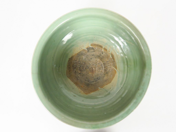 Grand-brûle parfum tripode en porcelaine et émail céladon, décor sous 