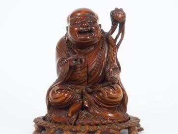 Statuette en bois représentant un Lohan assis, tenant un rosaire et un