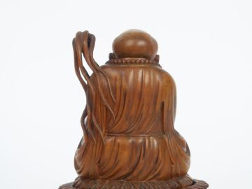 Statuette en bois représentant un Lohan assis, tenant un rosaire et un
